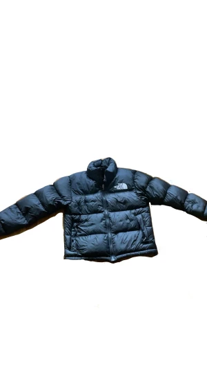 The North Face jacka - Säljer min nästan oanvända northface jacka då jag redan har två likadana:) Den har inga hål eller defekter, den är i nyskick! Om du vill ha fler bilder så kan du skriva till mig! Om du vill köpa den direkt kostar den 1600!
