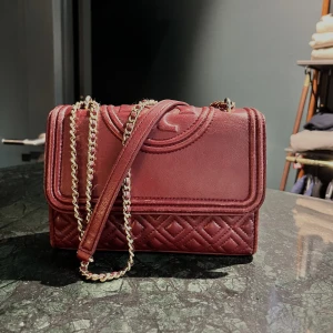 Tory Burch väska  - Tory Burch väska i fint skick. Använd men sparsamt, inga tydliga defekter. Köpte den helt nya för ca 7000. Skriv gärna privat för frågor eller fler bilder och kan absolut diskutera priset!❤️ 