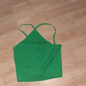 Grönt linne med band runt halsen, ribbat och kortare linne