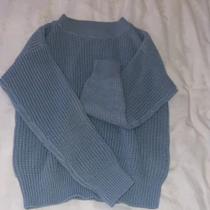 Virkad/stickad ljusblå tröja - Söker för jag letar nya kläder. Det är storlek L men jag som är XS/S passar jätte bra👍🏼💞Frakt står du som köpare för💞 