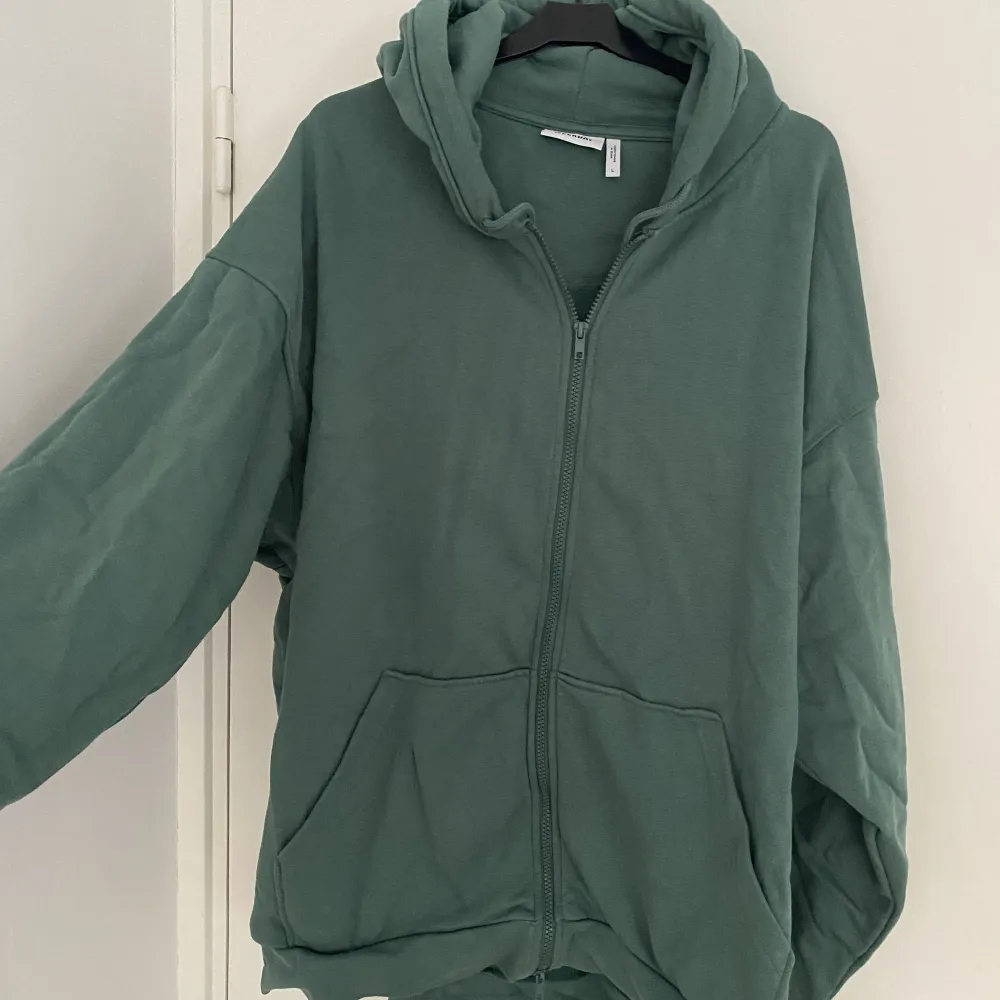 En oversize grön zip hoodie. Är mer mörkgrön i verkligheten än vad de blev på ljuset på bilden. Knappt använd så i väldigt fint skick. Hoodies.