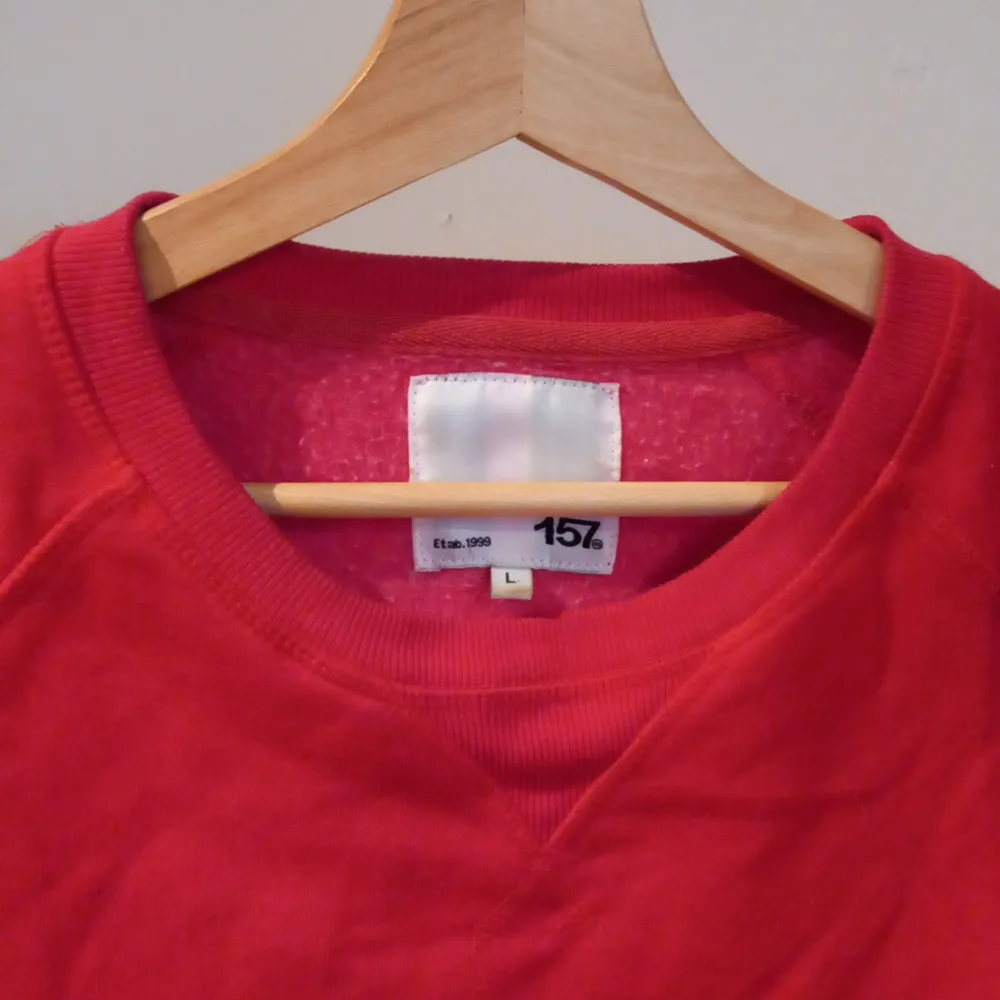 En röd swetshirt som e köpt från lager 157 använd ett par gånger men fin ändå❤. Tröjor & Koftor.