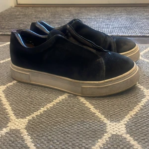 Eytys  -  Mocka eytys som är väl använda som man kan se i bak men ingen man ser när man har på sig skon, skriv privat för bild❤️ men ananrs är dom som nya, nypris 2000kr