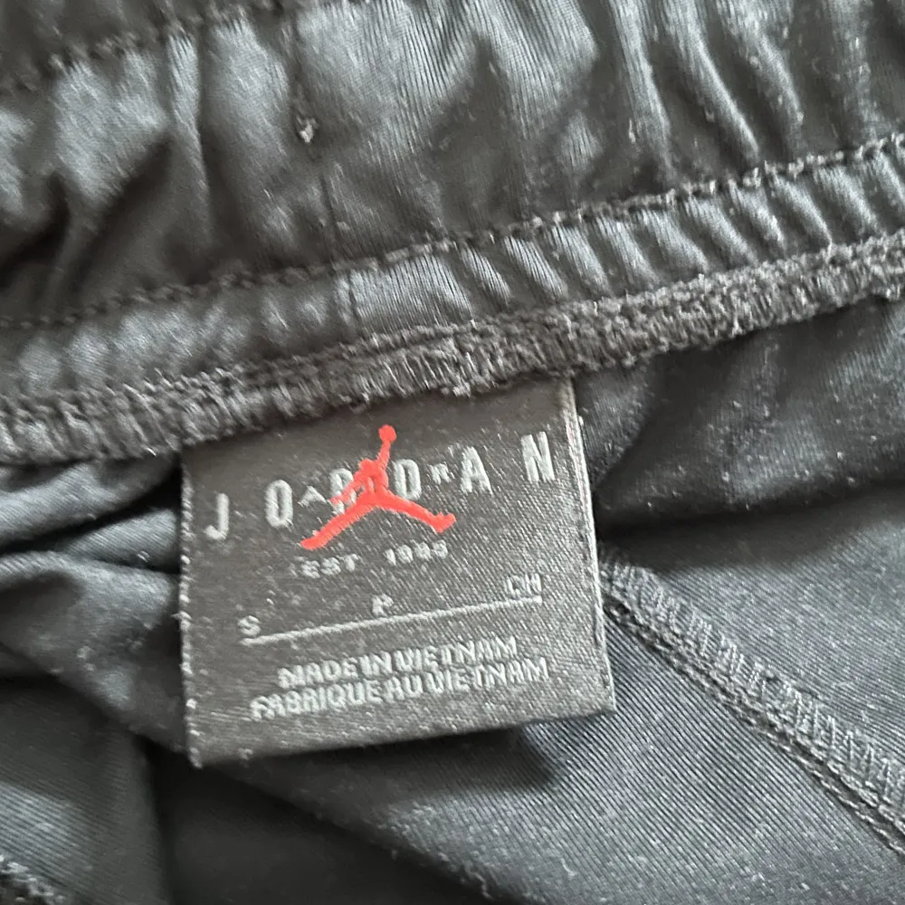 Jordan byxor i bra skick. Strl S. 100 % polyester. . Jeans & Byxor.