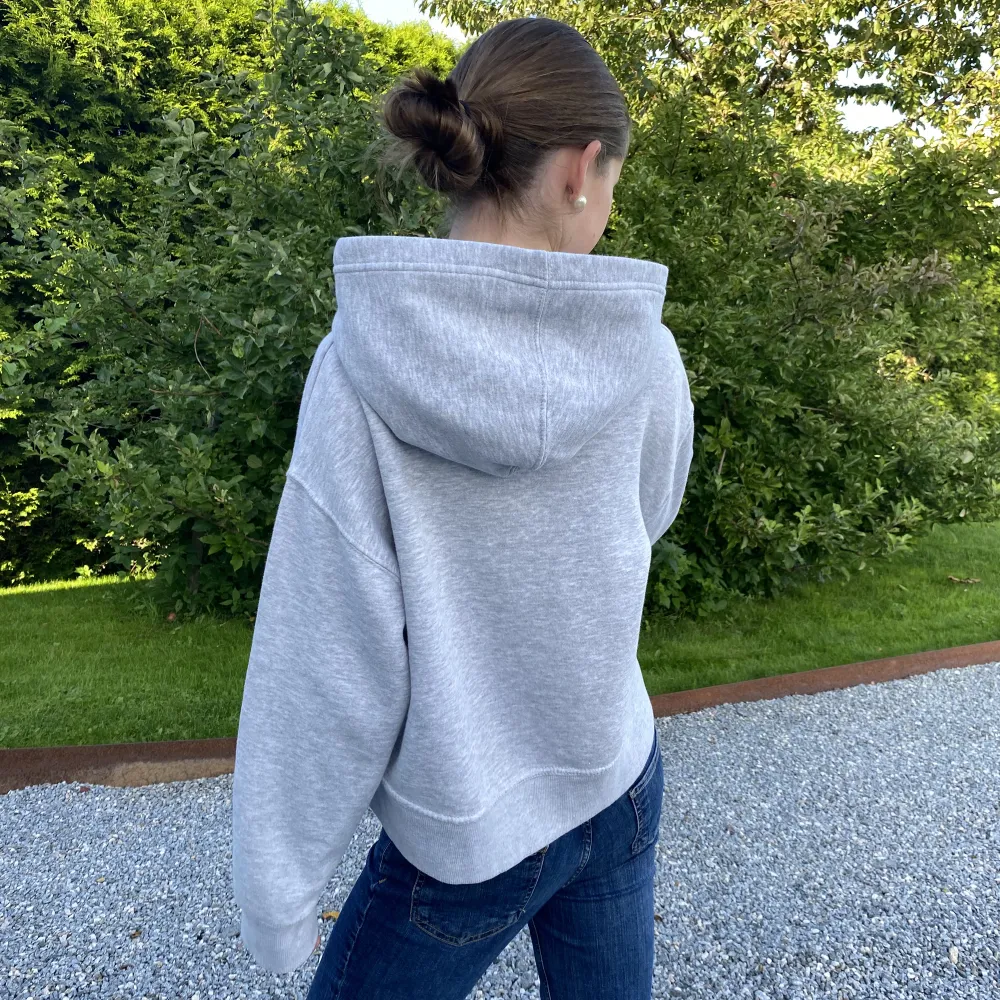 Säljer denna supersnygga, populära hoodie från Zara i storlek m men passar mig som vanligtvis har s💓Använd ett fåtal gånger men är i nyskick💞. Hoodies.