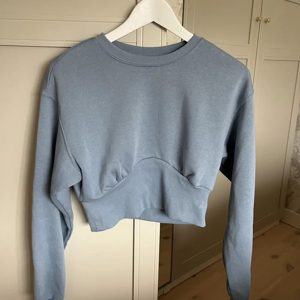 Ljusblå sweater från H&M divided med stretch i midjan. Endast använd ett fåtal gånger, så är i bra skick💙❕. Tröjor & Koftor.
