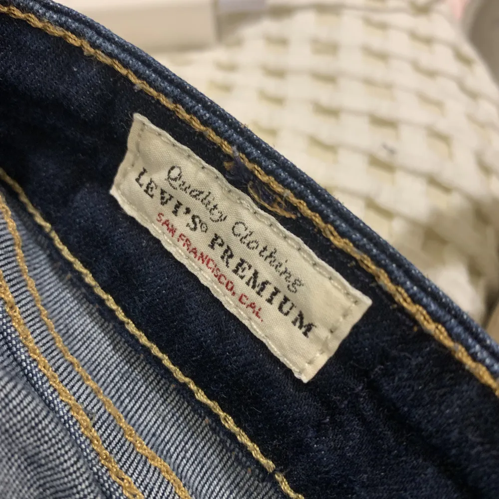 Säljer levis jeans som är helt nya och oanvända🫶🏻. Jeans & Byxor.