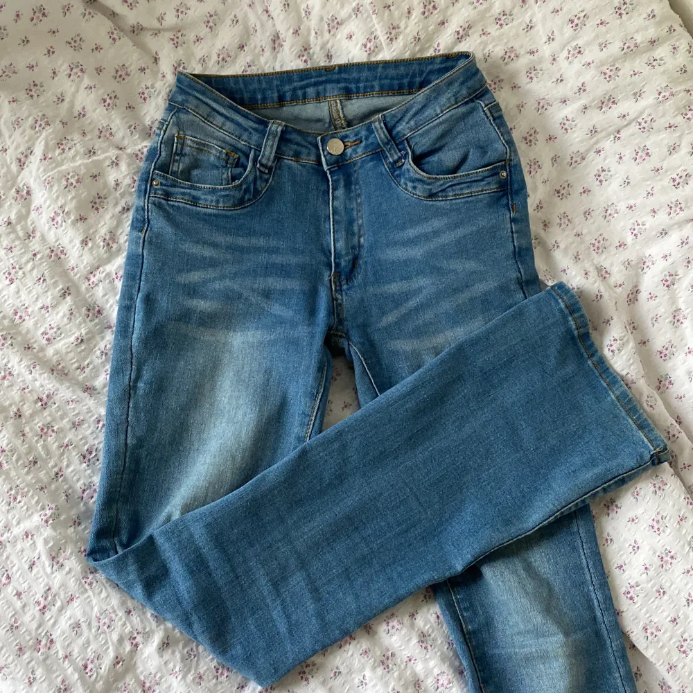 Blåa low waisted jeans i bra skick🤗. Jeans & Byxor.