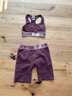 Gymshark set  - Säljer gymshark topp+shorts i nyskick! Toppen är storlek XS och shortsen S. Intresserad av ev byte mot Nvgtn shorts storlek S eller gymshark samma modell storlek XS!!