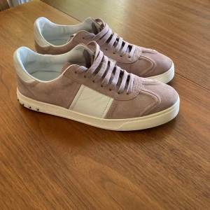 Valentino Flycrew  - Valentino Flycrew! Feta flycrews i storlek 41.5. Skorna är i bra skick och säljs för ett bra pris då jag är ute efter en snabb affär! Hör av dig vid frågor! 