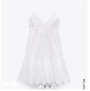 Vit klänning zara - Vit klänning från zara i stl s, använd 2 gånger så därför i bra skick