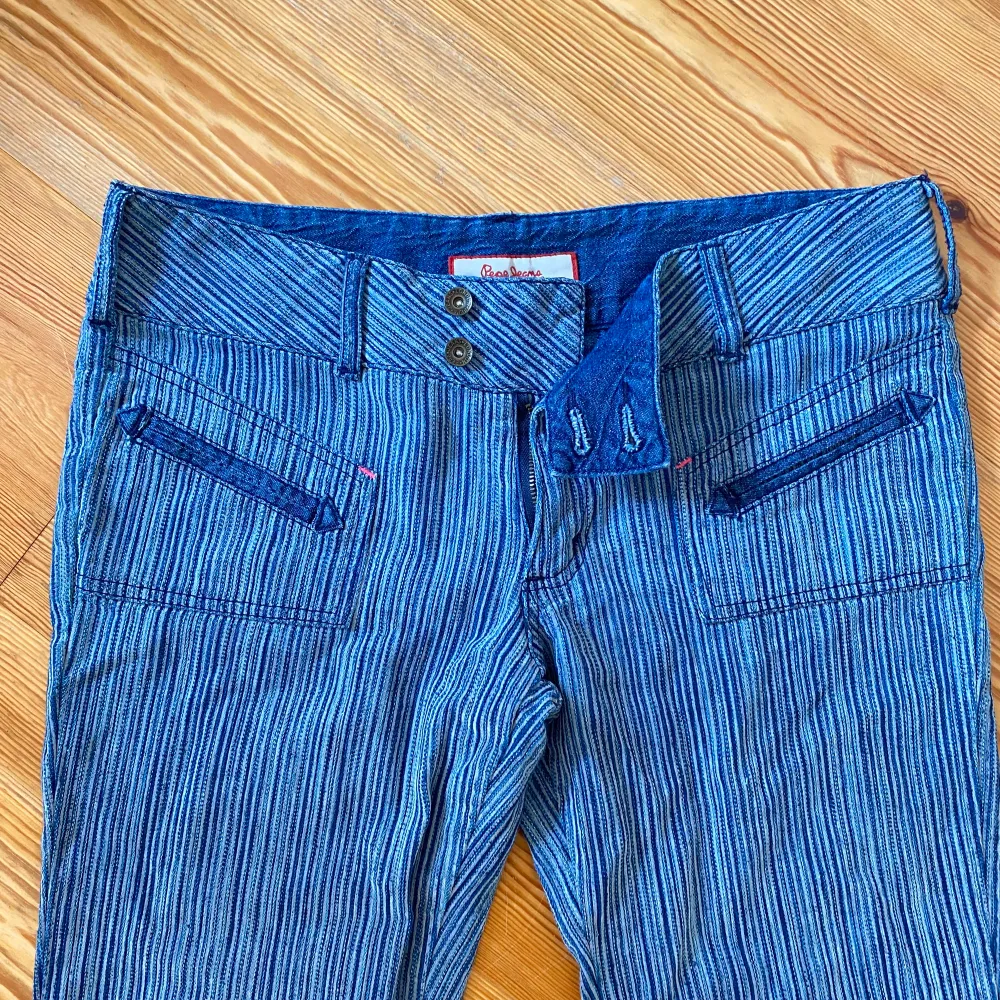 Lågmidjade jenas som är långa i benen. Vintage. Randiga i olika färger av jeans. För små för mig! . Jeans & Byxor.
