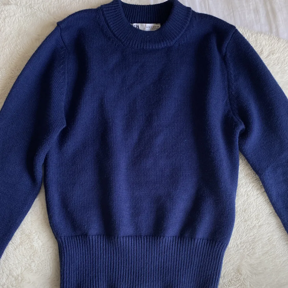 Jättefin mörkblå stickad tröja från Zara, storlek M!🥰. Tröjor & Koftor.
