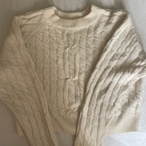 Tröja  - Knappt använd och kommer inte till användning. Fler bilder kan skickas vid intresse 