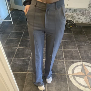 Kostymbyxor  - Säljer mina grå kostym byxor ifrån madlady de är högmidjade och är långa för mig som är 170🤍