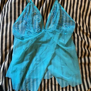 Blått superfint linne - Blått linne med fina palleter. Älskar det men det är lite för stort. Det är lite genomskinligt och klarblått