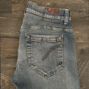 Dondup jeans 30 - Säljer nu dessa dondups i storlek 30. Jeansen är inte använda alls, alltså i nyskick. Nya kostar runt 3000 säljer dem nu för 699.  Modellen är george.