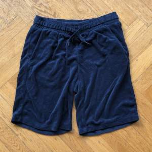 Säljer dessa trendiga och populära frotté shorts ifrån Kappahl. Skick: 8/10