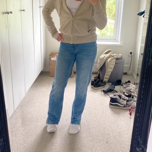 Jeans straight leg  - Jeans straight leg mid waist, nästan oanvända
