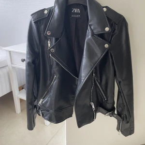 Skinnjacka  - En skinnjacka från zara i storlek M