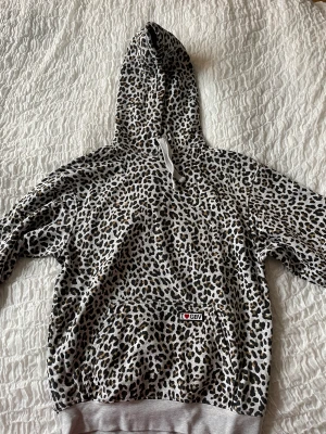 Leopard mönstrad hoodie - Säljer min märks tröja från  I❤️GBV använd under 5gånger. Inga fläckar eller skador. 