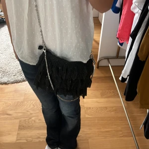Väska från Zara - Säljer min väska från Zara som köptes i början av Augusti. Den har bara används några få gånger då jag tycker den var för liten så den är i nyskick