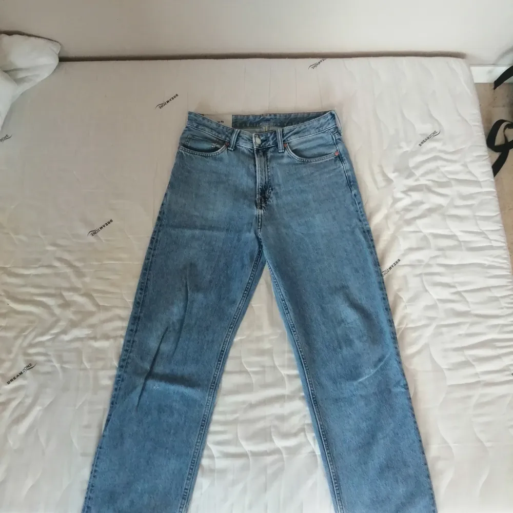 Blå loose fit jeans från hm pris kam diskuteras. Jeans & Byxor.