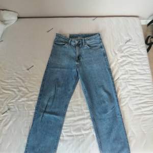 Blå loose fit jeans från hm pris kam diskuteras