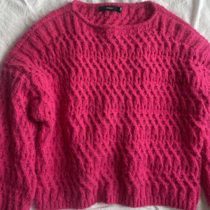 Overzised stickad rosa tröja  - As snygg overzised rosa stickad tröja, med lite större urringning vid halsen. Tjockt stickad i ull. 
