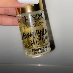 Nyx primer  - Jag säljer den här primern för att den inte passar mig bra. Helt ärligt har använt den 5 gånger och jag köpte den för 250kr om ni har några frågor skriv till mig💋🙌🏽