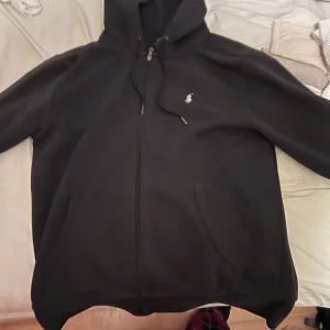 Polo ralphlauren svart zip hoddie - Skick 9/10 ny pris 1800 mitt pris 800