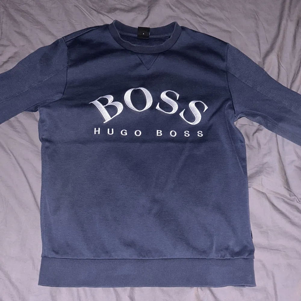Hej, säljer denna gamla Hugo boss tröjan som är i storlek S, den är i hyfsat bra skick, priset kan diskuteras . Tröjor & Koftor.