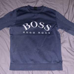 Hej, säljer denna gamla Hugo boss tröjan som är i storlek S, den är i hyfsat bra skick, priset kan diskuteras 