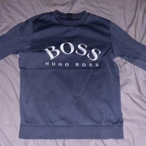Hugo boss tröja storlek S - Hej, säljer denna gamla Hugo boss tröjan som är i storlek S, den är i hyfsat bra skick, priset kan diskuteras 