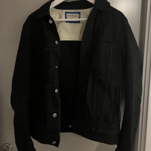 Acne studios jacka - Jeansjacka från Acnes ”blå konst” kollektion, Cond 8/10. Sitter som en xs/s