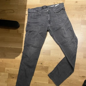 Replay Anbass Jeans - Storlek 33. Skick: okej använda, därav priset. Nypris: 1400kr. Vid funderingar eller frågor, kontakta mig gärna :)