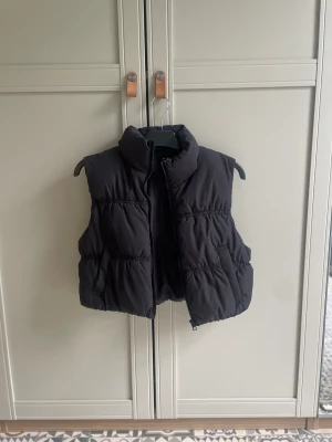 Väst - Svart dunväst från H&M. Superbra skick eftersom den endast använts en gång!