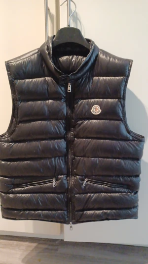 Moncler väst  - Hej!  Jag säljer min moncler väst  Färg: svart  Inga skador eller fläkt  Den är typ som ny säljer den på grund av att jag behöver pengar.