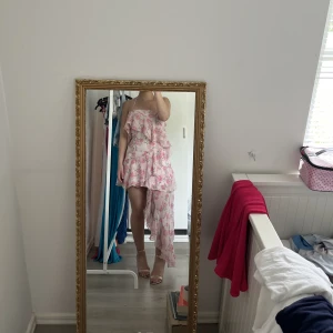 Sommarklänning  - Klänning i blommigt mönster i nyskick. Sitter superfint på, storlek m men passar allt från från xs-m då den är en aning kort. 