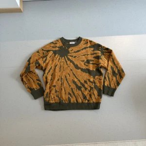 Stickad tröja  - Unikt mönster, sitter lite större 