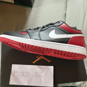 Air Jordan 1 low “alternate bred toe” - Helt nya, 100% äkta original låda och kvitto finns 