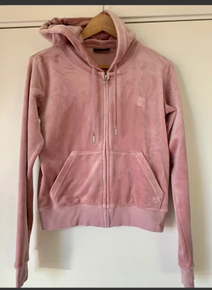 Juicy couture kofta/hoodie/tröja - Jätte fin juicy couture kofta/hoodie med dragkedja som inte används längre. Endast använd ett par fåtal gånger och tvättar max 2 ggr. Fin gammeldags rosa! Nypris 1300 mitt pris 450😍😍