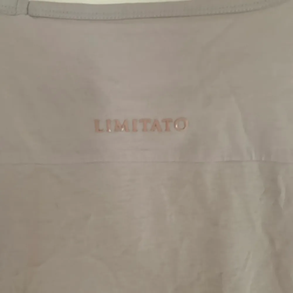 Tjena! Säljer nu denna otroligt stilrena Limitato tröja som tyvärr inte passar mig längre. Box och allt sånt finns kvar så skriv om ni är intresserade👍🏼. T-shirts.