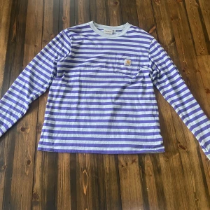 Carhartt - En jätte fin carhartt tröja i bra skick💕köparen står för frakt, skriv för fler bilder 