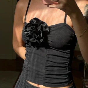 Topp med blomma - Aldrig använd prislapp kvar från boohoo