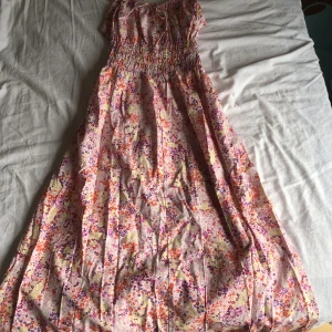Somrig maxi klänning  - Maxi klänning från H&M. Klänningen är i bra skick precis som ny, har använt den 1 gång, passar XS-S men är tveksam om M. 