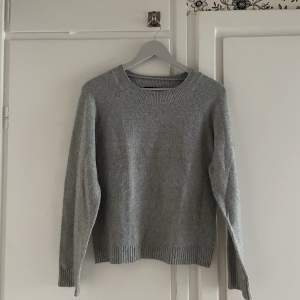 Basic grå stickad tröja från Vero Moda. Knappt använd. 