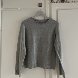 Stickad tröja - Basic grå stickad tröja från Vero Moda. Knappt använd. 