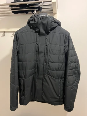 Peak Performane jacka  - Peak Performance jacks storlek S Bra skicka o väldigt varm vinterjacka Du kommer inte hitta en bättre vinter jacka för det priset