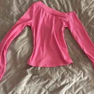 Tröja - Rosa tröja (off shoulder)